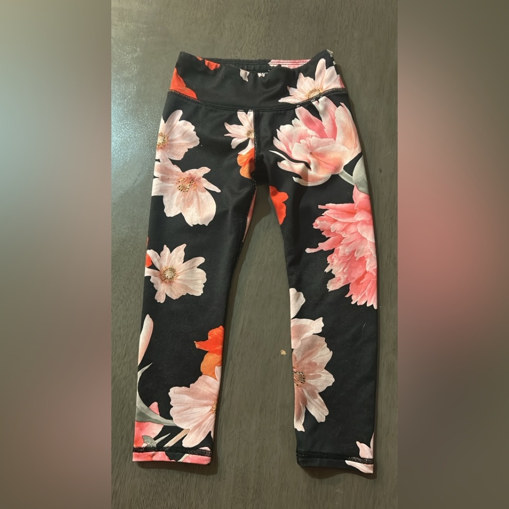 Old Navy Black and Pink Floral Leggings 👖🥰